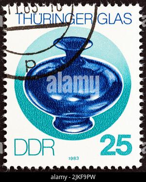 REPUBBLICA DEMOCRATICA TEDESCA - CIRCA 1983: Un francobollo stampato in Germania dal numero 'Thuringian Glass' mostra Vase, circa 1983. Foto Stock