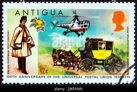 ANTIGUA - CIRCA 1974: Un francobollo stampato ad Antigua pubblicato per il Centenario dell'U.P.U. mostra l'elicottero English Postman, Mailcoach e Westland Dragonfly Foto Stock