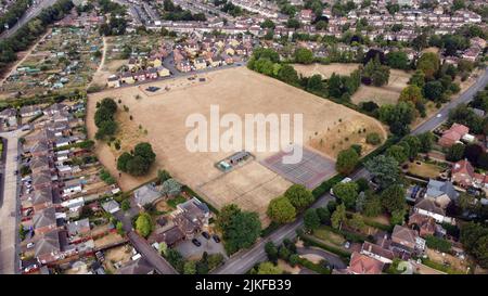 Il campo da gioco di Itter Park è diventato marrone dopo l'ondata di caldo e la mancanza di pioggia a Peterborough, Cambridgeshire, Regno Unito. Luglio 28, 2022 Foto Stock