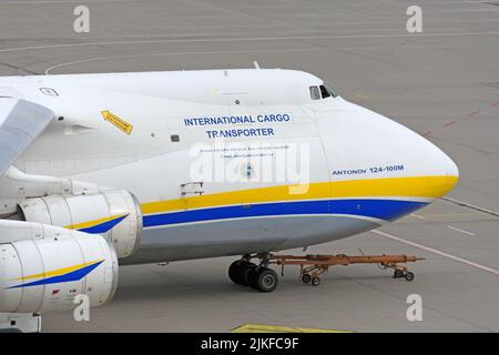 Germania, 2 agosto 2022: Ucraino Antonov 124 all'aeroporto di Lipsia Foto Stock