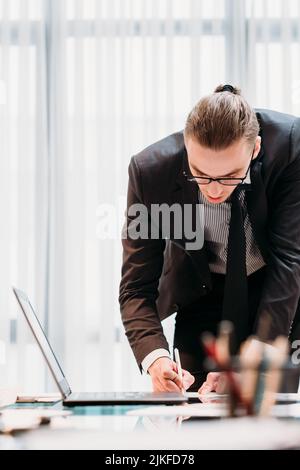 business ispirazione uomo scrivere idee ufficio lavoro Foto Stock