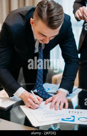 man sign contratto business partner trattativa chiusura Foto Stock