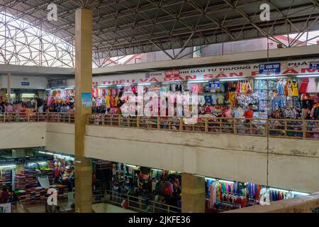 HANOI, VIETNAM - 5 GENNAIO 2020: Impressioni dall'interno del mercato Dong Xuan ad Hanoi, Vietnam il 5 gennaio 2020. Foto Stock