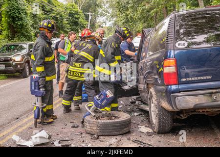 I membri della squadra di soccorso pesante dei "Cavalieri bianchi" del Dipartimento dei vigili del fuoco di East Hampton hanno estratto un conducente da uno dei due veicoli coinvolti in un Foto Stock