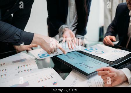 grafico del documento su carta del dibattito del team aziendale Foto Stock