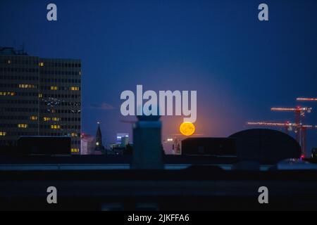 Luna piena sorge nella città di Copenhagen Foto Stock