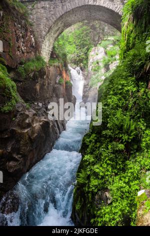 Ho dato de Goube streaming sotto un ponte a Pont d'Espagne Foto Stock