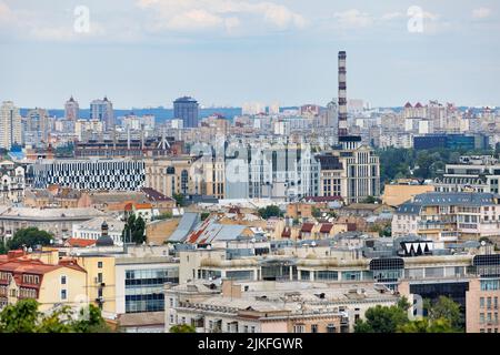 Vista aerea, paesaggio urbano di Kyiv, vista di vecchie e nuove zone residenziali in costruzione in una giornata estiva. Foto Stock