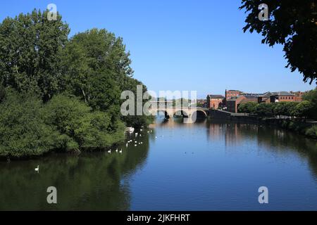 Vista lungo il fiume Severn a Worcester, Inghilterra, Regno Unito. Foto Stock