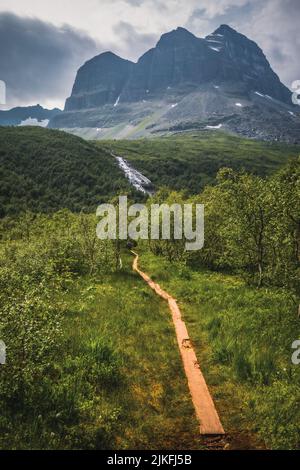 Sentiero per la montagna Skarfjell a Innerdalen, Norvegia Foto Stock