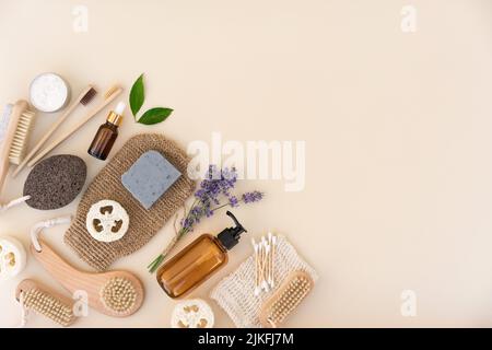 Set di accessori per il bagno naturale, prodotti per la cura della pelle alla lavanda e per l'igiene personale su sfondo giallo chiaro con spazio per la copia. Zero rifiuti domestici e vivere eco Foto Stock