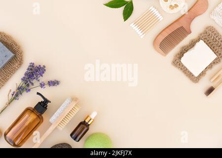 Prodotti per la cura della pelle e per l'igiene personale su sfondo giallo chiaro con spazio per la copia. Zero rifiuti domestici e concetto di vita ecologica. Stile di vita sostenibile. Disposizione piatta Foto Stock