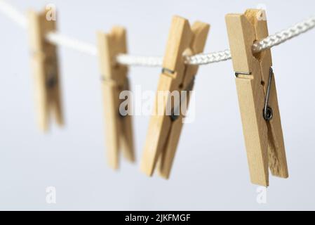 Den Helder, Paesi Bassi. Luglio 2022. Appendiabiti in legno su sfondo bianco, isolato. Messa a fuoco selettiva. Foto di alta qualità Foto Stock