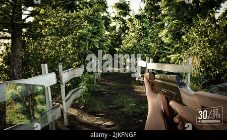 Concetto screenshot del gioco di guerra sparatutto in prima persona - uomo che corre con AK-47 fucile attraverso la foresta lussureggiante - illustrazione 3D Foto Stock