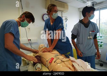 Gli studenti anestesiologi durante un esercizio di rianimazione in una situazione critica presso la Facoltà di Medicina di Nimes. Gli studenti si allenano su un simulatore robot SIM Man 3 G. Foto Stock