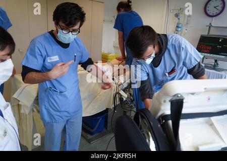 Gli studenti anestesiologi durante un esercizio di rianimazione in una situazione critica presso la Facoltà di Medicina di Nimes. Gli studenti si allenano su un simulatore robot SIM Man 3 G. Foto Stock