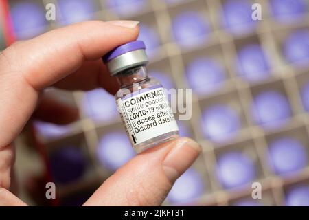 Vaccino Covid 19 per gli anziani in un centro di vaccinazione, Francia Foto Stock