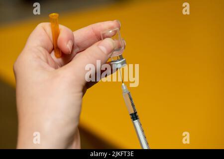 Vaccino Covid 19 per anziani in un centro di vaccinazione in Francia. Foto Stock