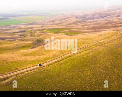 Vista aerea fino all'incredibile paesaggio del parco nazionale di Vasthlovani con jeep che attraversa la strada montuosa Foto Stock