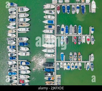 Vista aerea delle barche in scivoli a Mill Creek Marina Foto Stock