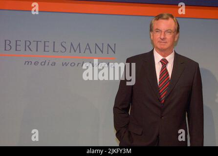 FOTO DELL'ARCHIVIO: Gunter THIELEN festeggia il suo 80th compleanno il 4 agosto 2022, 05SN BERTELSMANN.jpg Conferenza stampa annuale DI BERTELSMANN AG a Berlino: Il Presidente della direzione Dr. Gunter THIELEN presenta il bilancio della sua azienda, il 25 marzo 2003. ?Sven Simon Fotoagentur GmbH & Co. Press photo KG#Prinzess-Luise-Strasse 41#45479 Muelheim/R uhr #tel. 0208/9413250#fax. 0208/9413260#account. 4030 025 100 GLSB Bank BLZ 430 609 67# www. Foto Stock