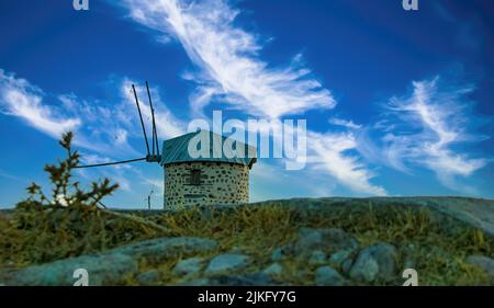 Simbolo della città di Bodrum (Turchia) antico mulino a vento su una collina. Cielo blu con nuvole. Foto Stock