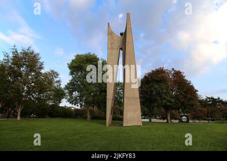 Merenkulun muistomerkki - scultura commemorativa in cemento progettata dallo scultore Oskari Jauhiainen e dall'architetto Eero Eerikäinen nel 1968. Foto Stock