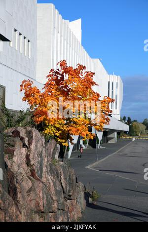 Sala Finlandia (Finlandia) - sede di congressi ed eventi nel centro di Helsinki, sulla baia di Töölönlahti, di proprietà della città di Helsinki. Foto Stock