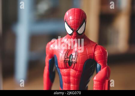 Un personaggio di plastica Spiderman che guarda direttamente la fotocamera Foto Stock