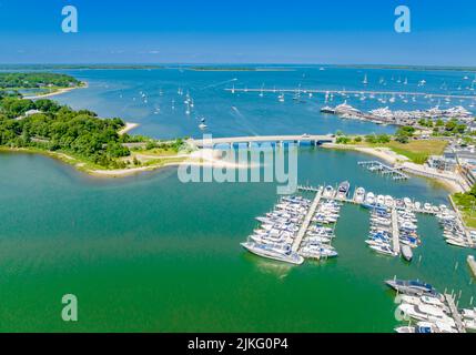 Vista aerea di Sag Harbor Cove e Lance CPL. Ponte commemorativo Jordan Haerter Veterans, Sag Harbor, NY Foto Stock