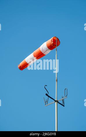 23.04.2022, Germania, bassa Sassonia, Staffhorst - Windsock con punti cardinali. 00A220423D122CAROEX.JPG [VERSIONE MODELLO: NON APPLICABILE, RELEAS PROPRIETÀ Foto Stock