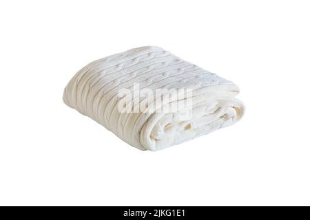 Coperta bianca calda a maglia con cavo ripiegata in modo ordinato e isolata su uno sfondo bianco con percorso di taglio. Foto Stock