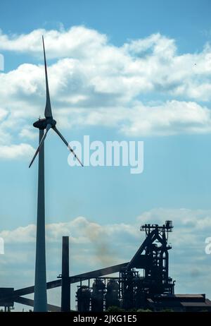 16.06.2022, Germania, Brema, Brema - l'impianto siderurgico di ArcelorMittal Bremen GmbH e la turbina eolica, l'acciaio verde (elettrolisi, idrogeno) di Brema è p Foto Stock