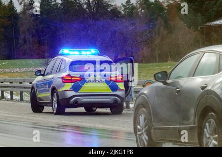 28.01.2022, Germania, Baviera, Ingolstadt - polizia della superstrada che assicura un posto pericoloso sul A9. 00S220128D097CAROEX.JPG [VERSIONE MODELLO: NO, PROPRIETÀ RE Foto Stock