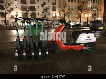 05.04.2022, Germania, Berlino, Berlino - e-scooters della società Tier e scooter a motore della società Emmy Park l'uno accanto all'altro a Kaiserdamm. 00S Foto Stock