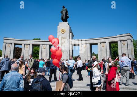 09.05.2022, Germania, Berlino, Berlino - Europa - le persone, la maggior parte delle quali parte della comunità russa emigrata e residente a Berlino si riuniscono al russo Foto Stock