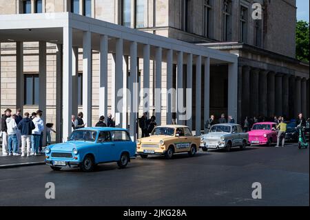 27.05.2022, Germania, Berlino, Berlino - Europa - i colorati Trabant vintage sono parcheggiati sulla strada di fronte alla galleria James Simon sull'Isola dei Musei Foto Stock