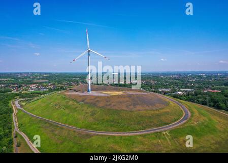 11.05.2022, Germania, Renania settentrionale-Vestfalia, Gladbeck - turbina eolica sulla Mottbruchhalde, un cumulo di residui di scarto a Gladbeck-Brauck. L'altezza del mozzo del Foto Stock