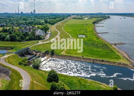 02.06.2022, Germania, Renania settentrionale-Vestfalia, Dinslaken - la foce del fiume Old Emscher nel Reno. La foce del fiume Emscher nel Reno sarà reloc Foto Stock