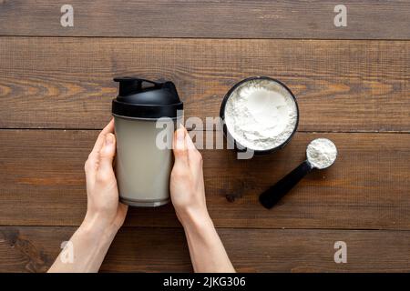 Flacone per agitatore sportivo in mani e proteine del siero di latte in vaso. Fitness e dieta palestra nutrizione Foto Stock