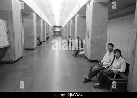 KINA PECHINO la metropolitana nella capitale con i viaggiatori Foto Stock