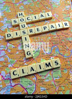 SocialHousing / Consiglio problemi di riparazione alloggi con riparazioni reattive scritto in lettere scrabble su una mappa Foto Stock