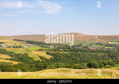 Scout Moor windfarm Rochdale attraverso la campagna del Lancashire visto da Holcombe, Inghilterra, Regno Unito, estate 2022 Foto Stock