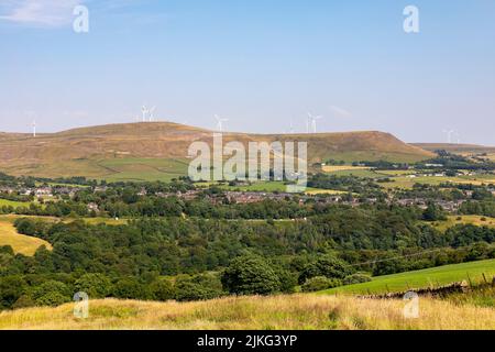 Scout Moor windfarm Rochdale attraverso la campagna del Lancashire visto da Holcombe, Inghilterra, Regno Unito, estate 2022 Foto Stock