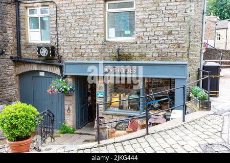 Hawes Market Town in Yorkshire Dales, negozio di antiquariato nel centro della città, Raleigh chopper bike in negozio, Yorkshire, Inghilterra, Regno Unito, Europa Foto Stock