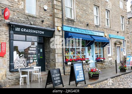 Villaggio dello Yorkshire di Grassington, negozi locali del villaggio che includono brownies di Grassington e librerie di bagel a strisce, Yorkshire Dales, Inghilterra, Regno Unito Foto Stock