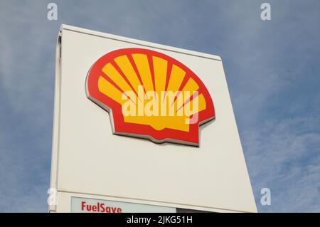 Kastrup/Copenhagen/Denmark/02 Agosto 2022/Stazione di ricarica Shell benzina e Shell con benzina a prezzi elevati a bordo di una stazione di benzina sheel nella capitale danese. (Foto..Francis Dean/Dean Pictures) Foto Stock