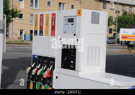Kastrup/Copenhagen/Denmark/02 Agosto 2022/Stazione di ricarica Shell benzina e Shell con benzina a prezzi elevati a bordo di una stazione di benzina sheel nella capitale danese. (Foto..Francis Dean/Dean Pictures) Foto Stock