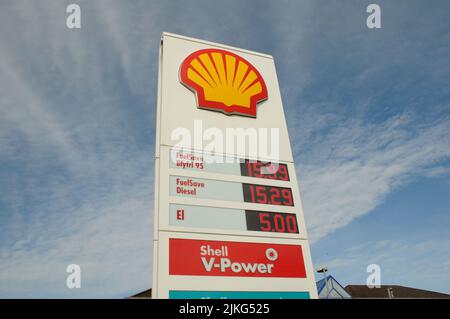 Kastrup/Copenhagen/Denmark/02 Agosto 2022/Stazione di ricarica Shell benzina e Shell con benzina a prezzi elevati a bordo di una stazione di benzina sheel nella capitale danese. (Foto..Francis Dean/Dean Pictures) Foto Stock