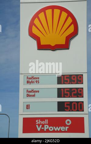 Kastrup/Copenhagen/Denmark/02 Agosto 2022/Stazione di ricarica Shell benzina e Shell con benzina a prezzi elevati a bordo di una stazione di benzina sheel nella capitale danese. (Foto..Francis Dean/Dean Pictures) Foto Stock